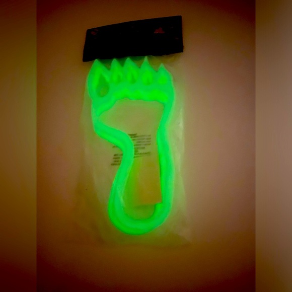 Sun Hill Glow In The Dark Monster Footprints Decor Vintage Halloween Prop Set 10 - Picture 1 of 5